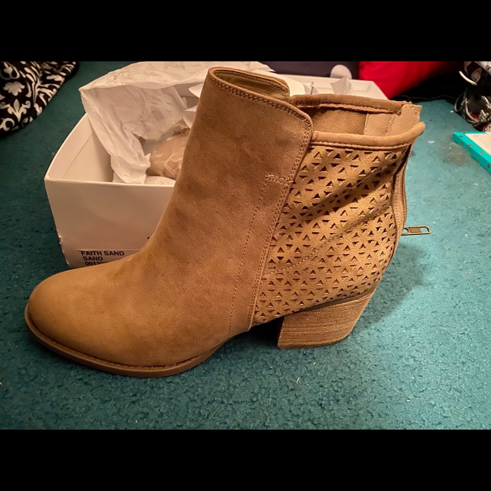 Women’s ankle booties